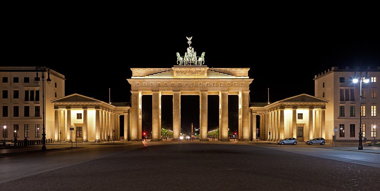 De verlichte Brandenburger Tor in Berlijn bij nacht