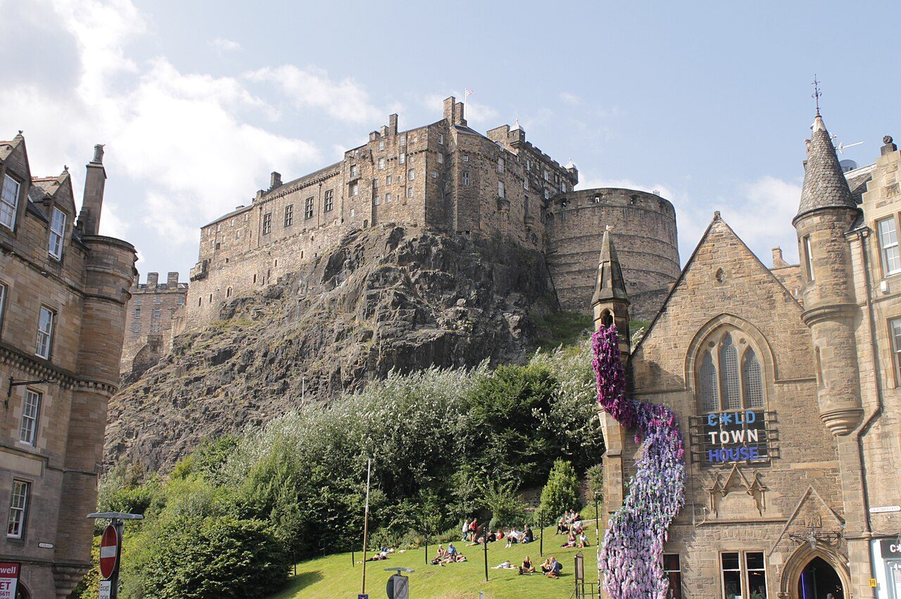 Edinburgh Castle op de rots, gezien vanaf de Grassmarket