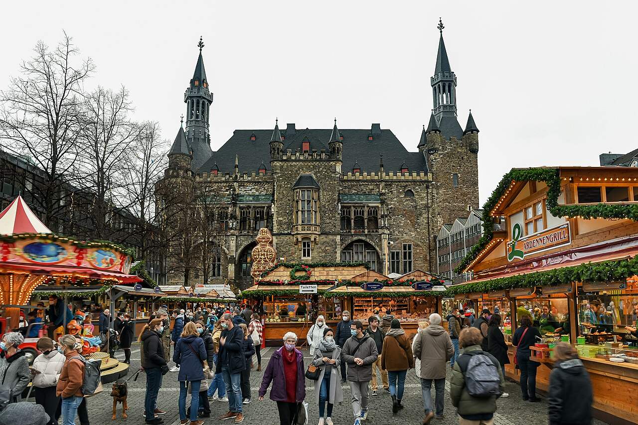Kerstmarkt voor het oude stadhuis van Aken
