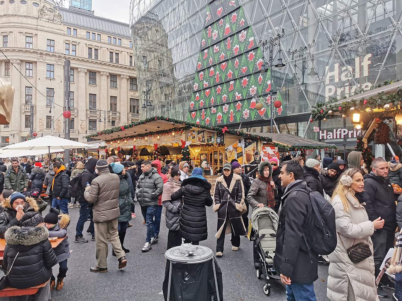 Kerstmarkt op het Vörösmarty-plein in Boedapest