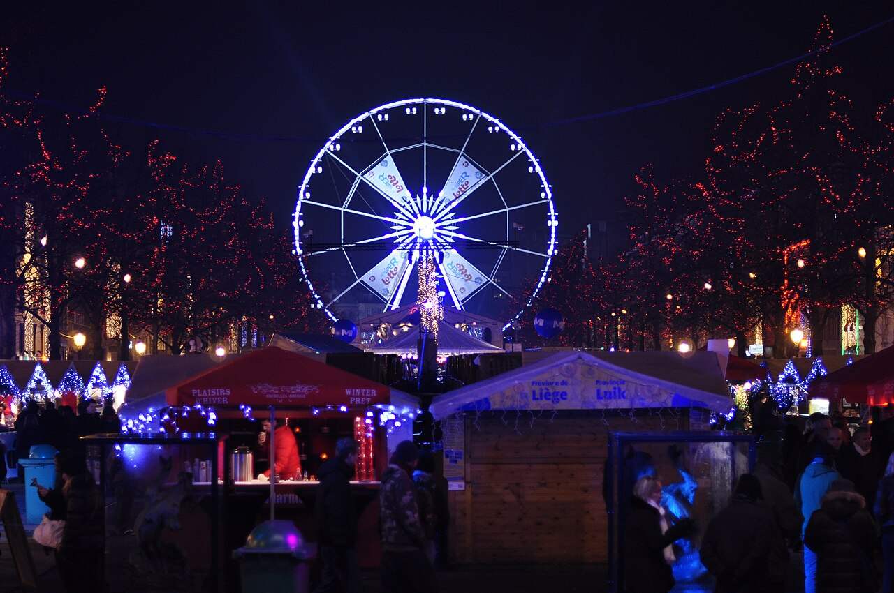 Winterpret in Brussel met verlicht reuzenrad