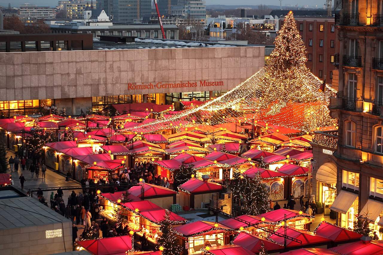 Kerstmarkt op het Roncalliplatz naast de Dom van Keulen