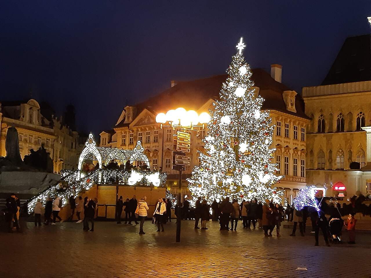 Kerstboom en kraampjes op het Oude Stadsplein in Praag
