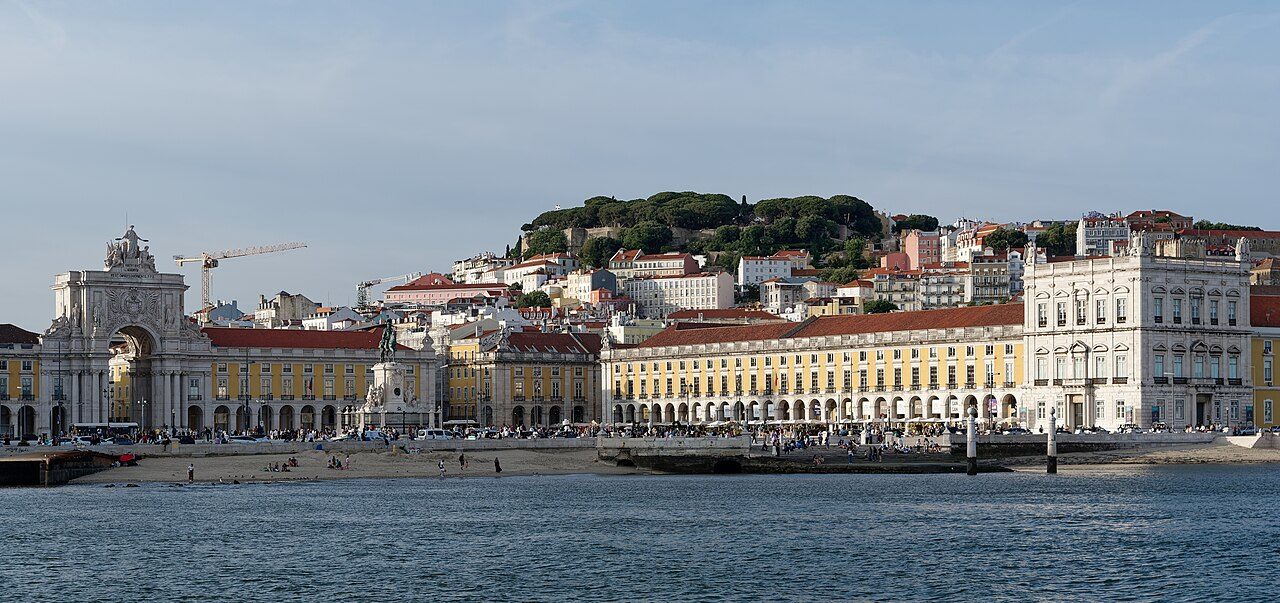 Praça do Comércio in Lissabon gezien vanaf de Taag