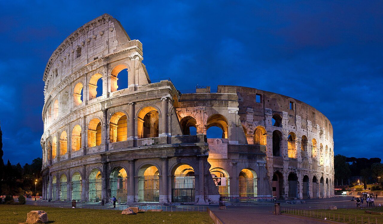Het verlichte Colosseum in Rome bij avond
